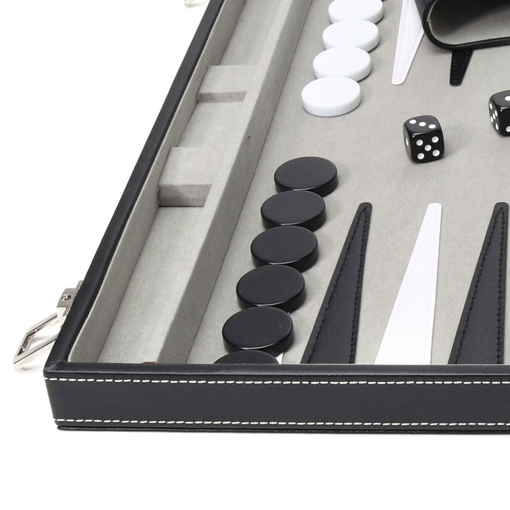 Backgammon-peli laukussa