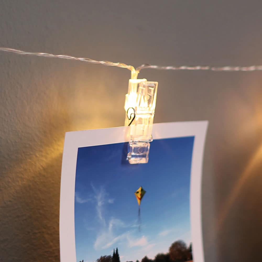 LED-valoketju pyykkipojilla valokuville