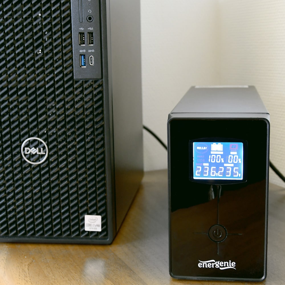 UPS Virtalähde 1500 VA 900W LCD-näytöllä