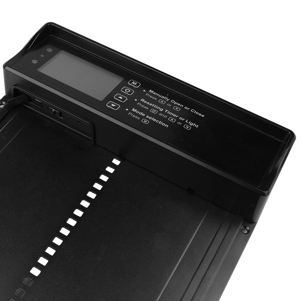 Aurinkoenergialla toimiva älykäs kananluukku USB Type-C -latausmahdollisuudella