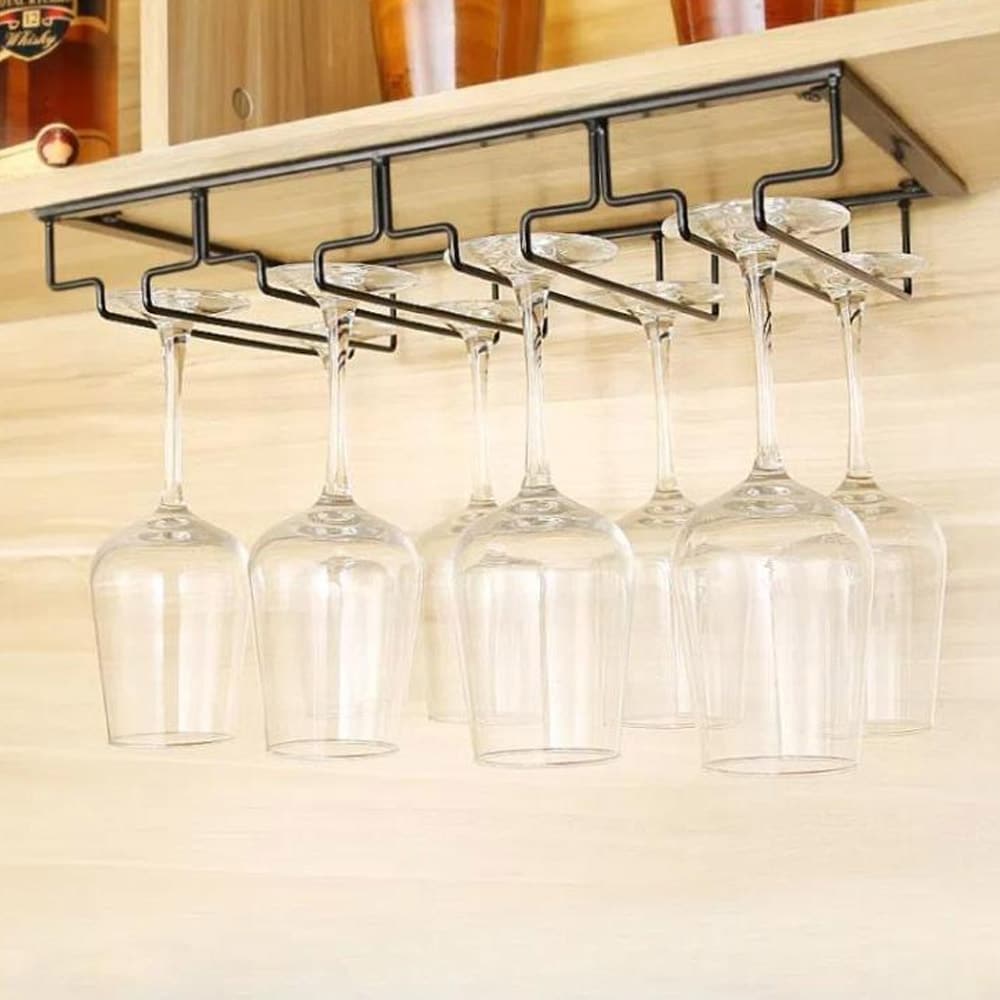 Viinilasiteline, jossa 4 riviä jauhemaalattua rautaa, tilaa useille laseille