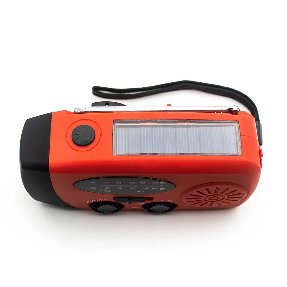 Denver SCR-2005 Road radio, jossa on aurinkolataus, LED-taskulamppu ja matkapuhelimen lataus hätätilanteessa