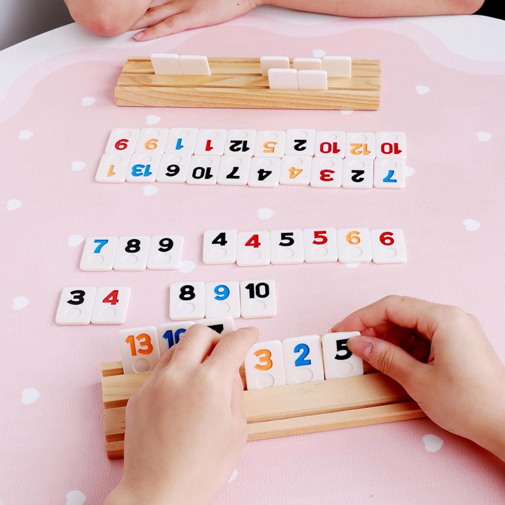 Rummikub-seurapeli enintään 4 pelaajalle – puukortit ja säilytyslaukku mukana
