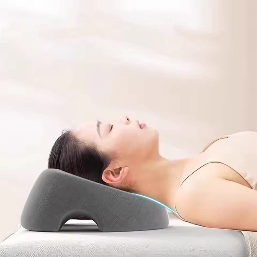 Muistivaahto kasvotyyny - ergonominen muotoilu vatsa-asentoon