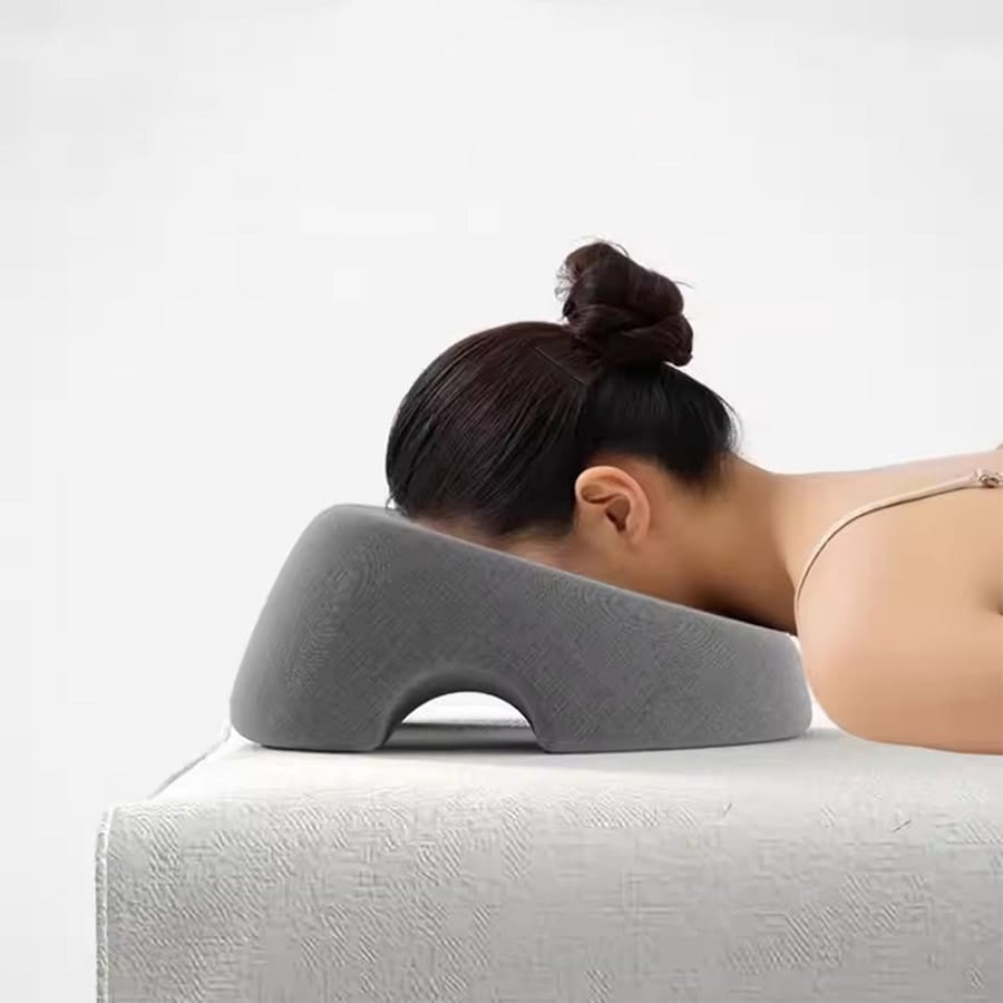 Muistivaahto kasvotyyny - ergonominen muotoilu vatsa-asentoon