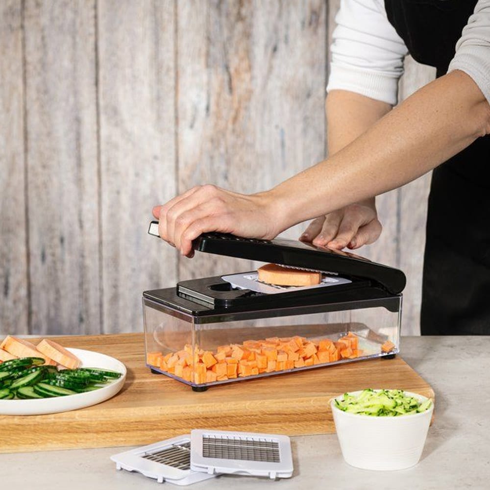 Käsikäyttöinen vihannesleikkuri, jossa on 7 vaihdettavaa terää ja sormisuojus