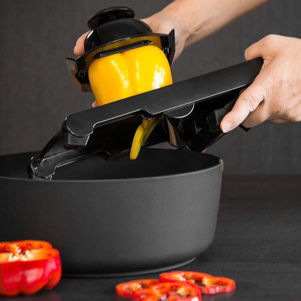 Mandoliini säädettävällä terällä ja sormisuojalla