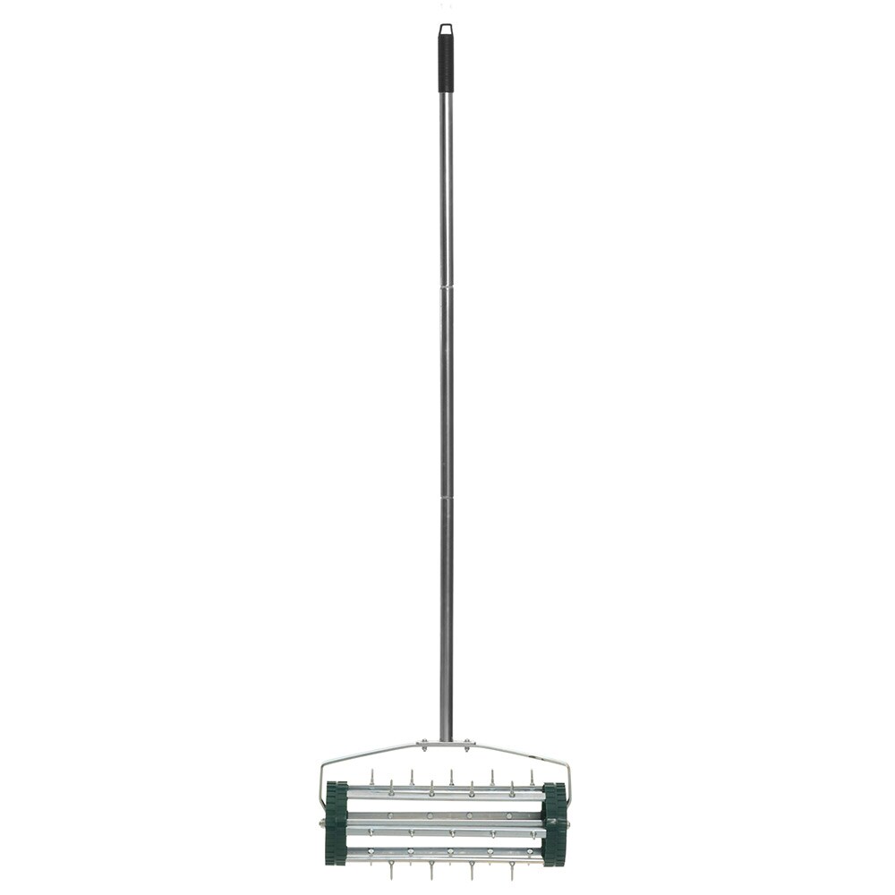 Nurmikkohöylä, jossa 27 piikkiä ja 115 cm:n kahva