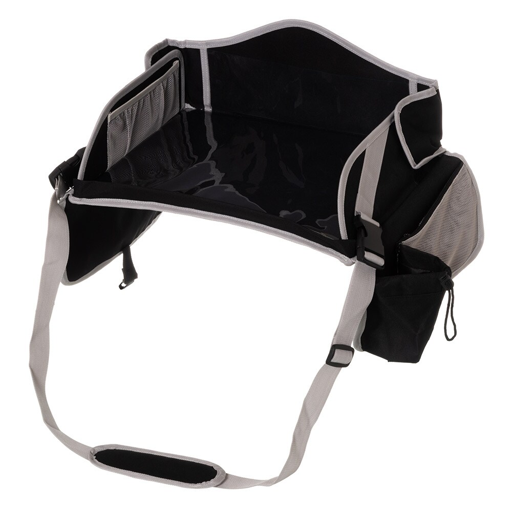 Matkapöytä, jossa on kantohihna lapsille autossa