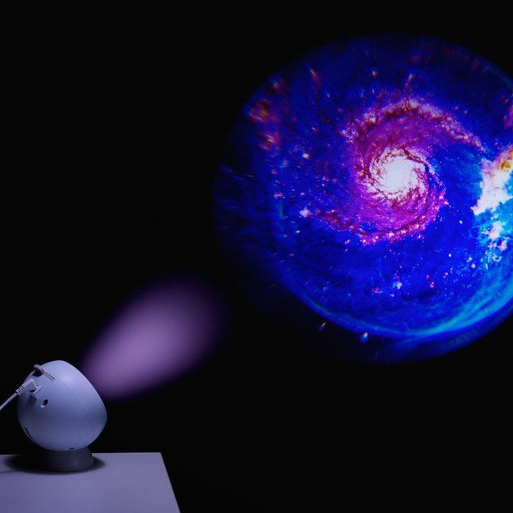 LED-projektori, jossa on 4 erilaista efektiä