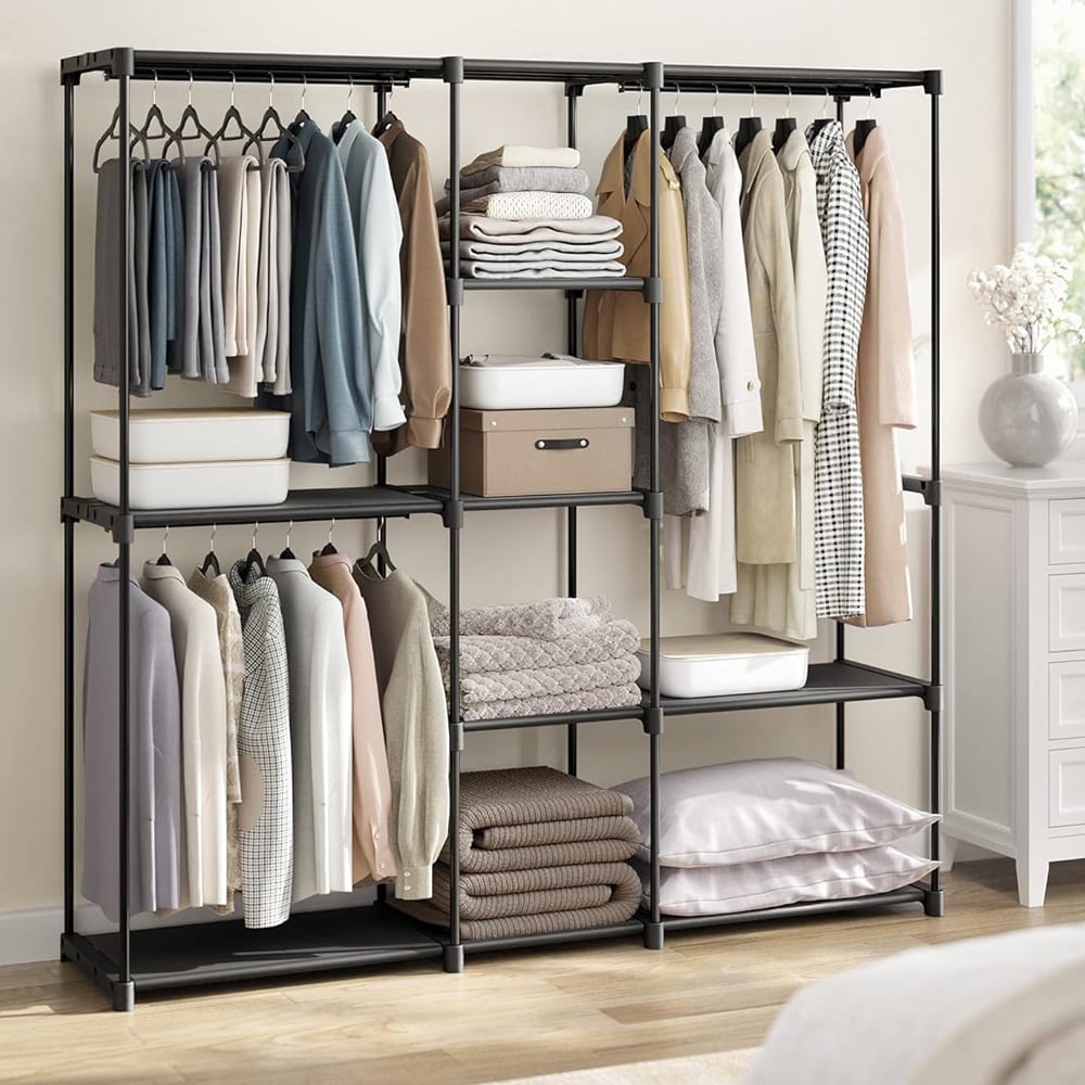 Vaateteline, jossa on 3 vaatetankoa ja avoimet hyllyt, svart terästä