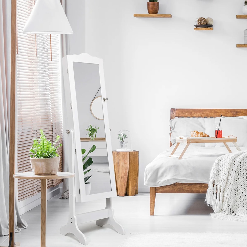 Korukaappi täyspitkällä peilillä ja lukolla – Valkoinen