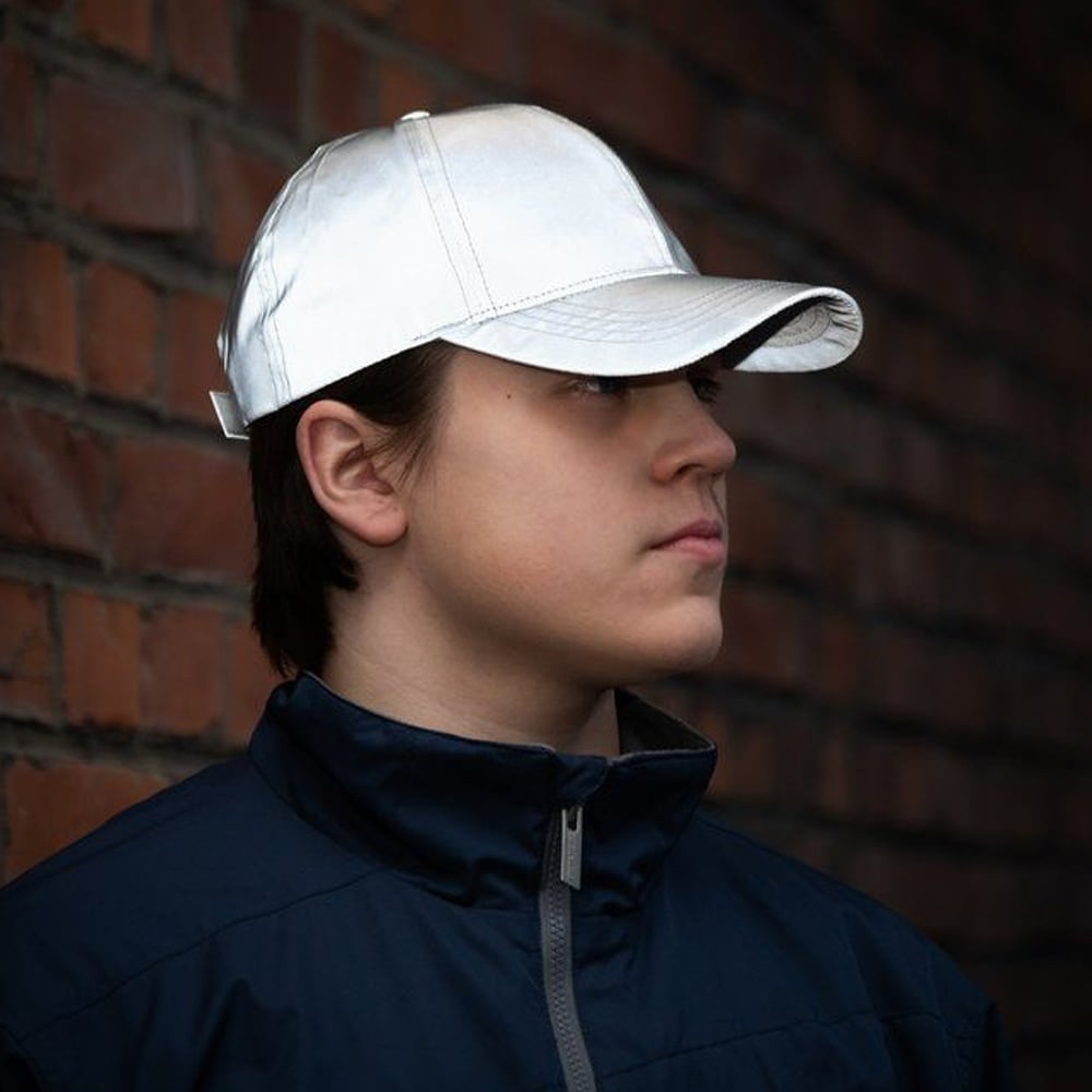 Heijastava lippis 58/60 cm - säädettävä lippis heijastavasta materiaalista