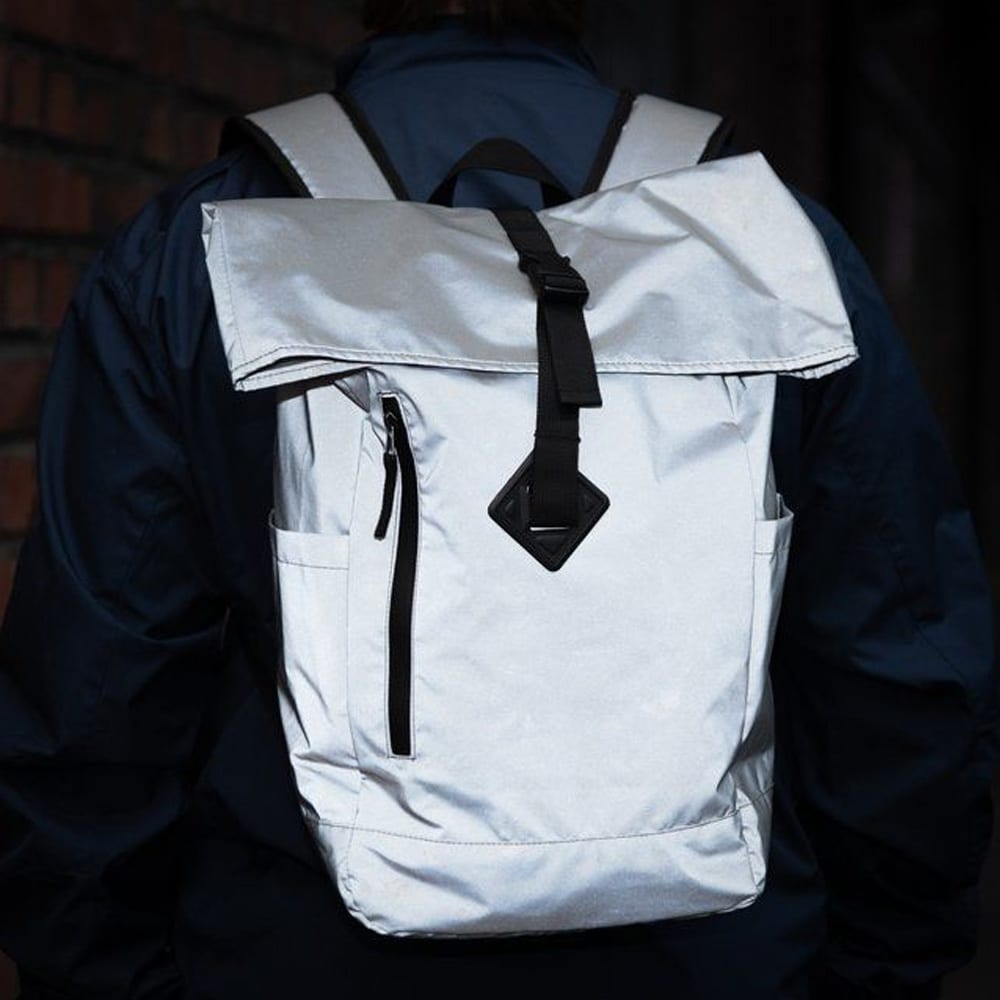 Heijastava reppu - käytännöllinen reppu, jossa on heijastava materiaali