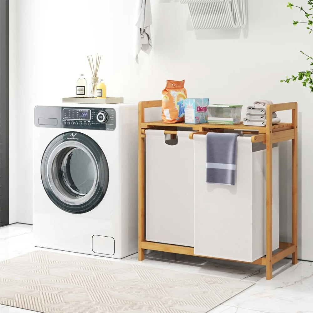 Bambusta valmistettu pyykkikori hyllyllä ja kahdella irrotettavalla pussilla – valkoinen/puu