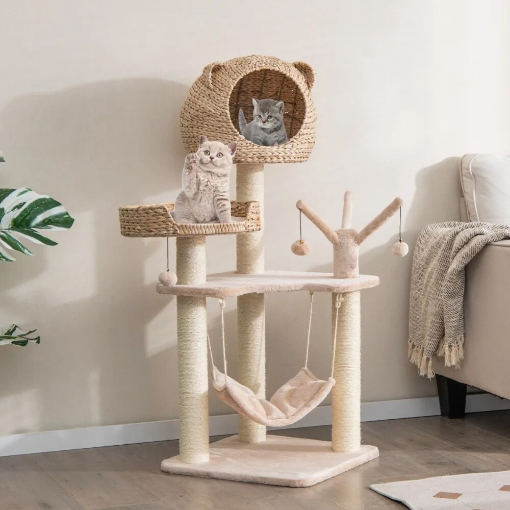 Raapimispylväs, jossa on maja ja riippumatto