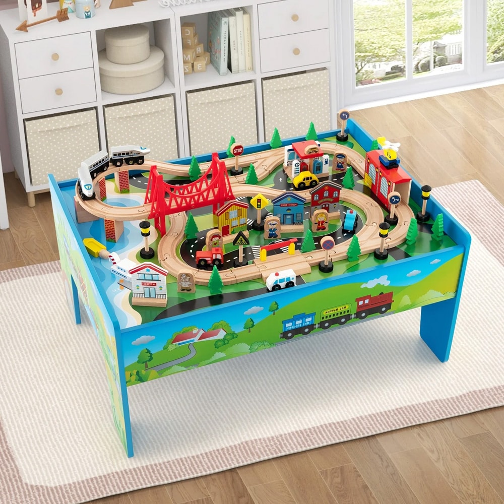 80-osainen puinen junasarja pöydällä - värikäs rautatie lapsille