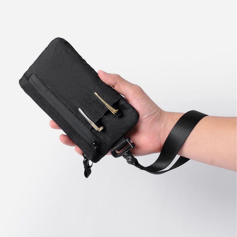 Pieni laukku, jossa on RDIF-suoja