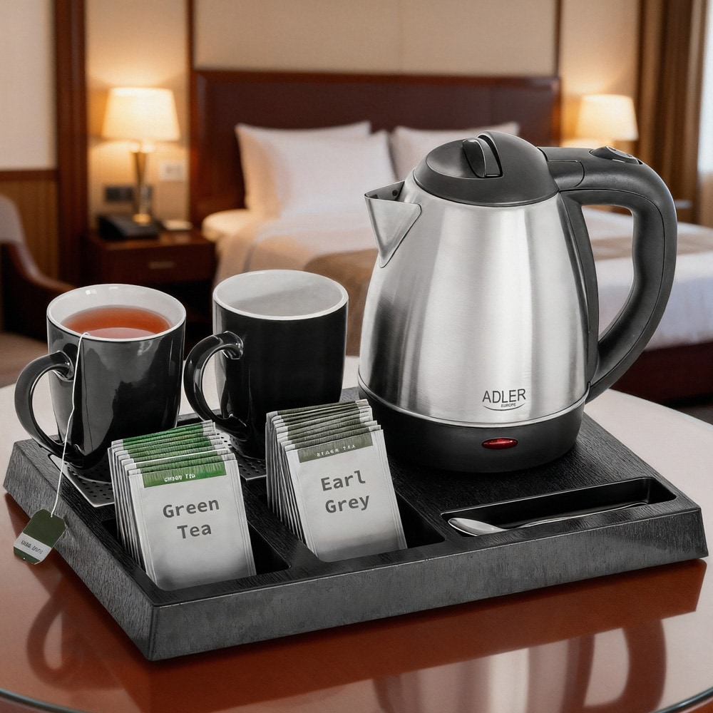 1,2 litran vedenkeitin, jossa on tervetuliaisalusta, keraamiset kupit ja säilytyslokero