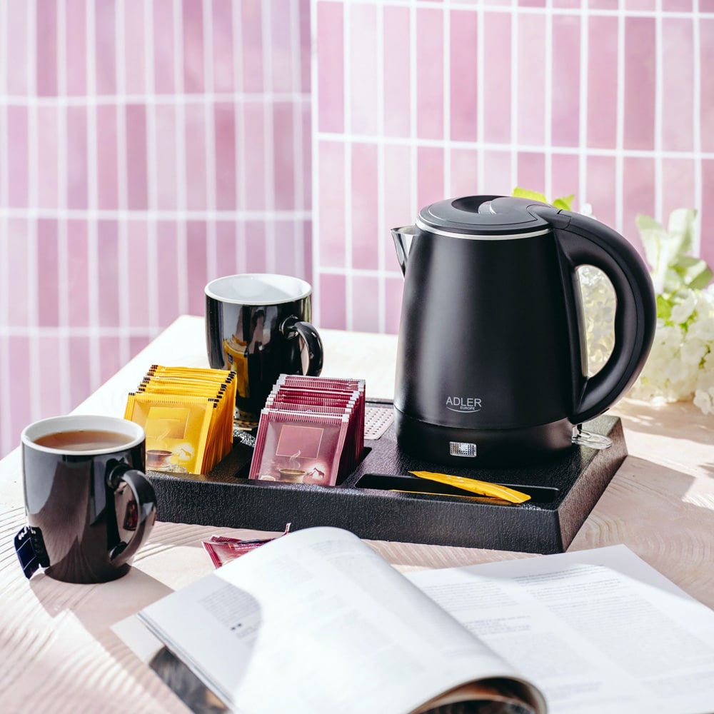 Vedenkeitin 1L, jossa on tervetuliaistarjotin, jossa on kuppeja ja lokero