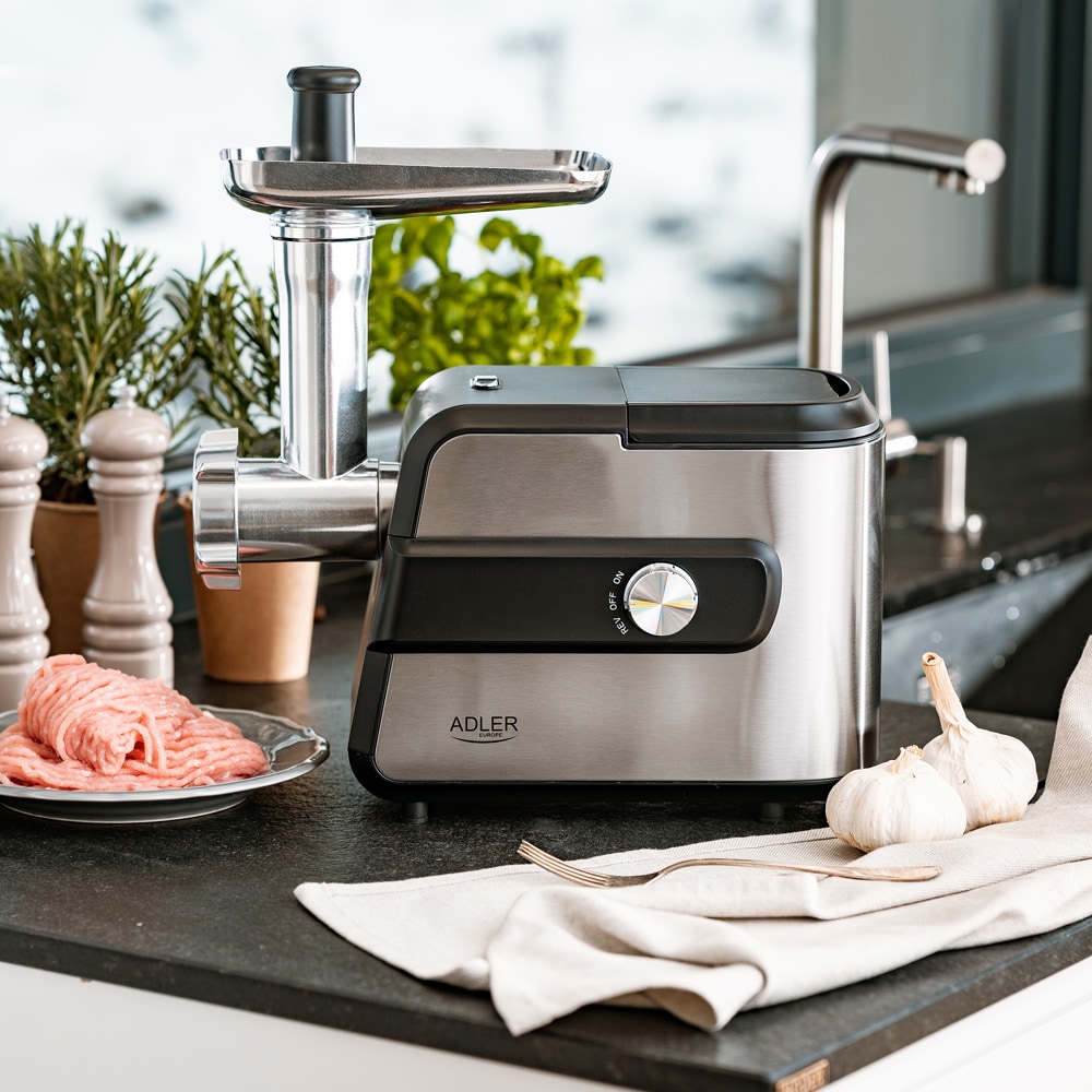 Lihamylly, jossa on vihanneshakkuri ja kolme ruostumattomasta teräksestä valmistettua siivilää