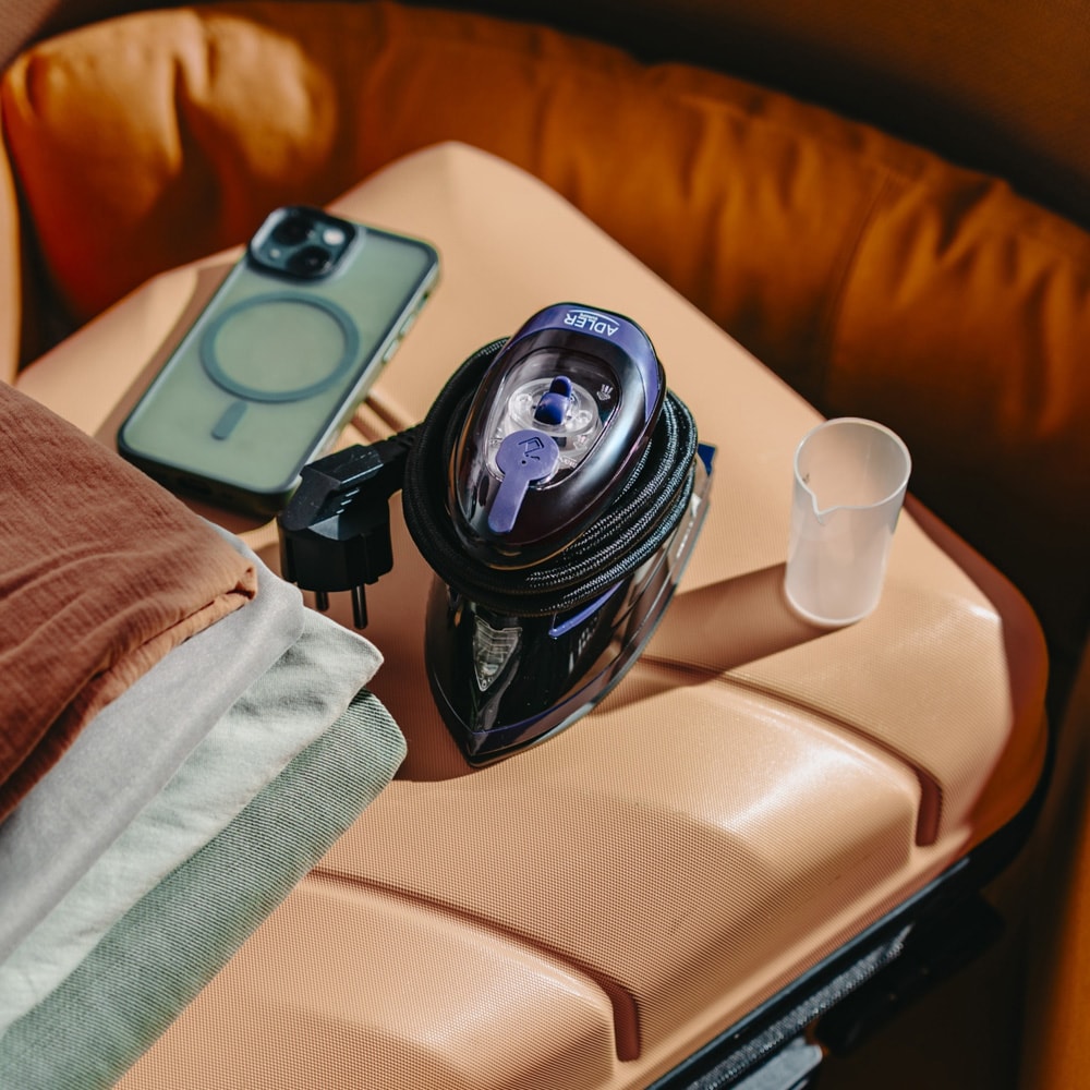 Höyrysilitysrauta matkustamiseen keraamisella pohjalevyllä ja kaksoisjännitetiloilla