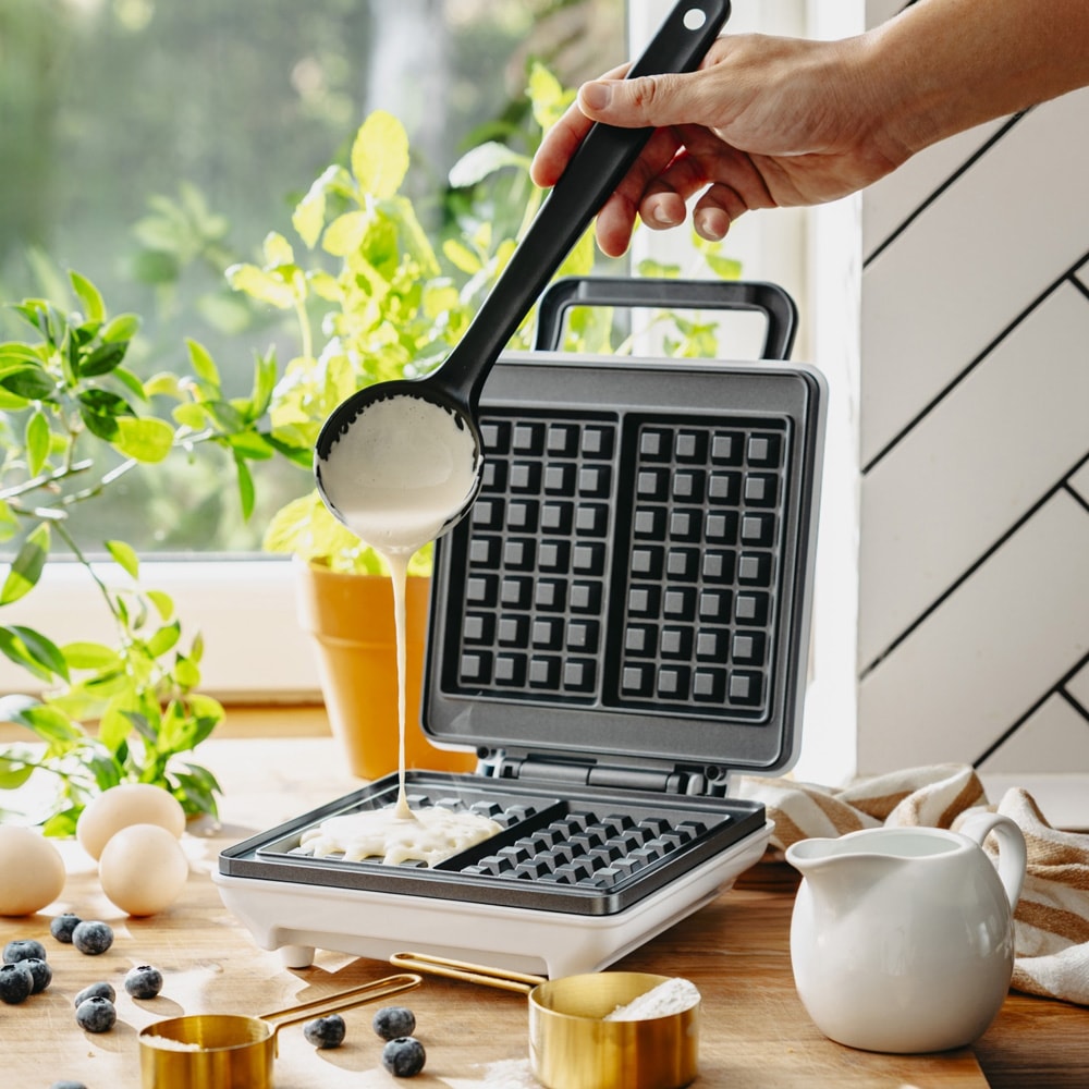 1800 W:n vohvelirauta tarttumattomilla levyillä ja kaksinkertaisella paistoajalla