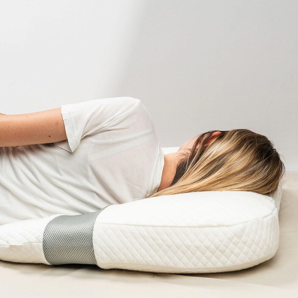 Ergonominen U-muotoinen muistivaahtotyyny tukee ja helpottaa oloa