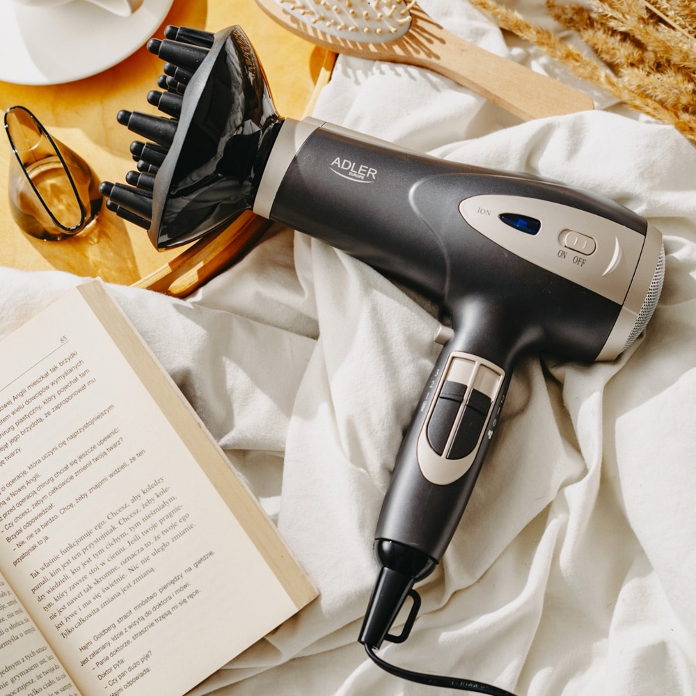 Hiustenkuivaaja ionisaatiolla ja diffuusorilla / hiustenkuivaaja 2400 W