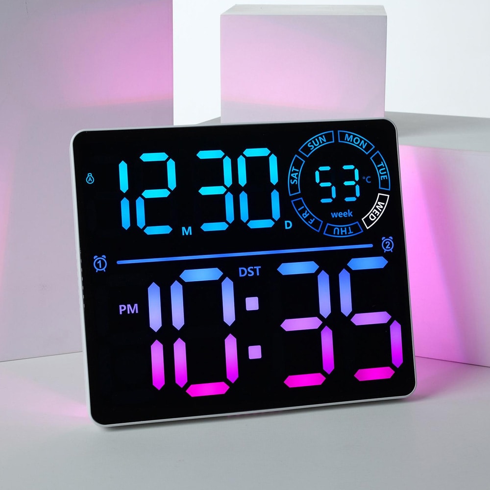 Suuri RGB LED Seinäkello Valkoisella Kehyksellä – Digitaalinen Kello, Kaksoishälytys, Ajastin, Lämpötila- ja Päivämääränäyttö