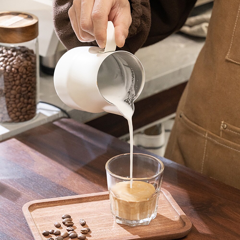 Valkoinen maitokannu ruostumattomasta teräksestä 350 ml / joutsenkaulamainen maidonvaahdotuskannu / baristakannu