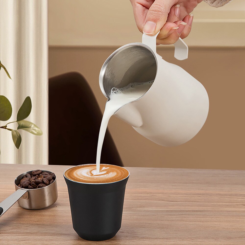 Valkoinen maitokannu ruostumattomasta teräksestä 350 ml / joutsenkaulamainen maidonvaahdotuskannu / baristakannu