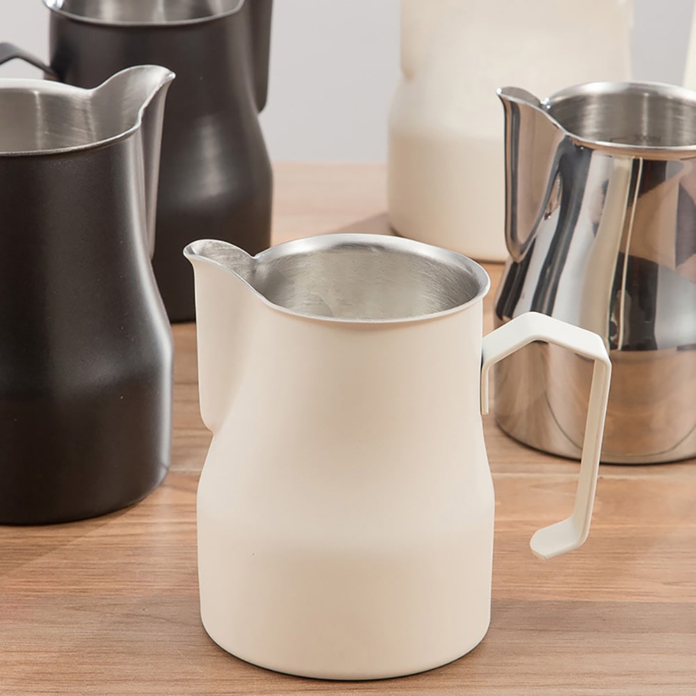 Valkoinen maitokannu ruostumattomasta teräksestä 480 ml / joutsenkaulamainen maidonvaahdotuskannu / baristakannu