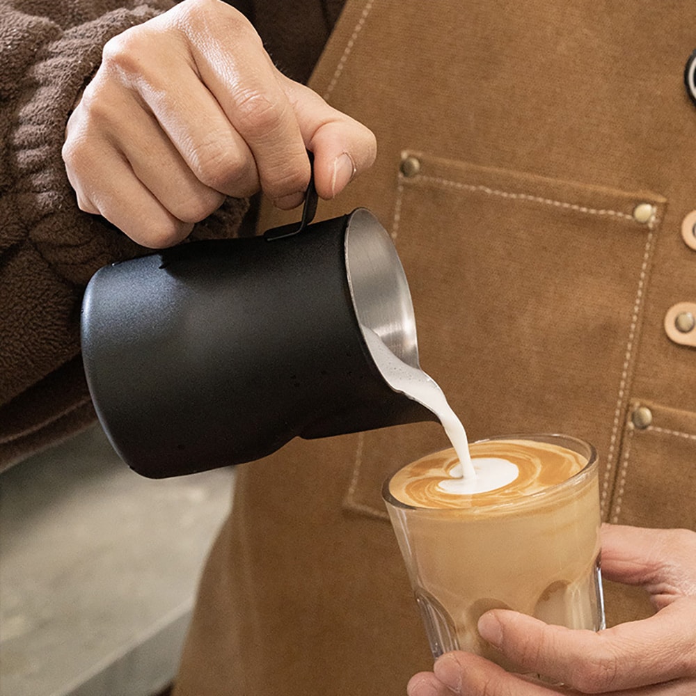 Musta maitokannu ruostumattomasta teräksestä 350 ml / joutsenkaulamainen maidonvaahdotuskannu / baristakannu