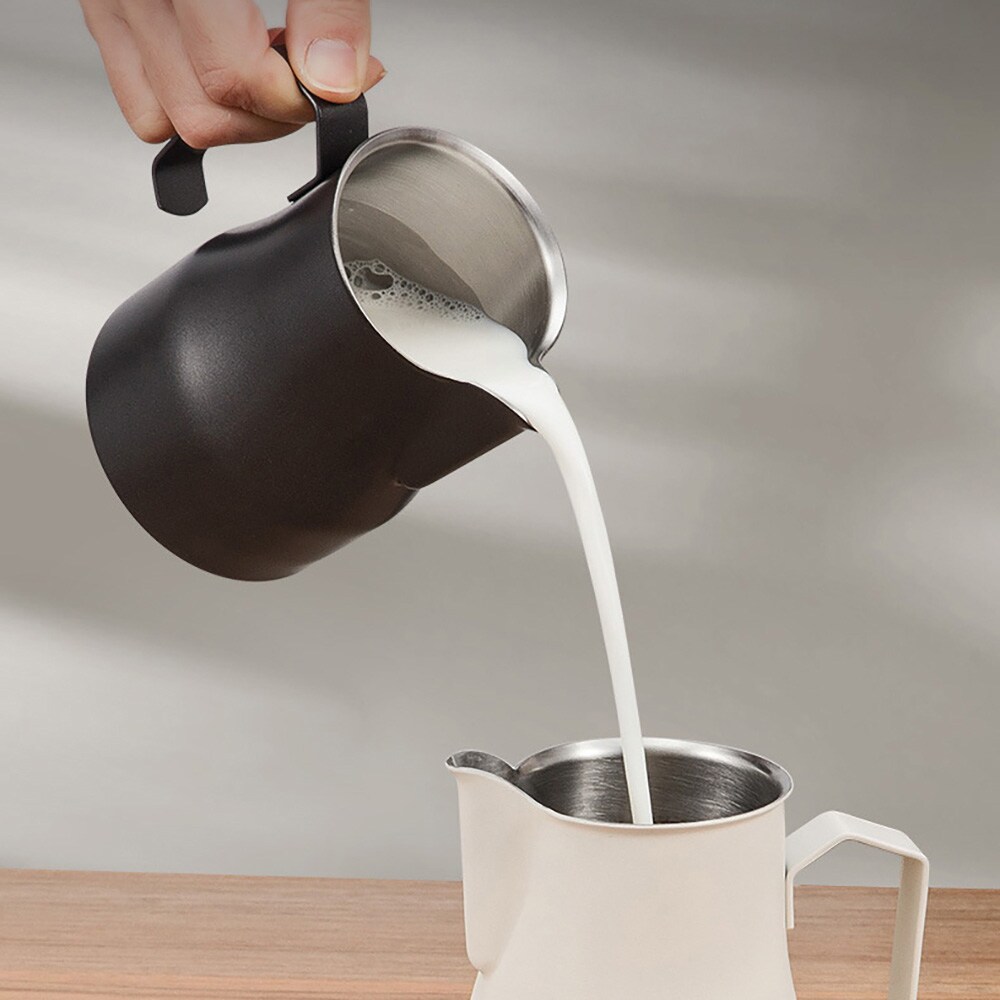 Musta maitokannu ruostumattomasta teräksestä 480 ml / joutsenkaulamainen maidonvaahdotuskannu / baristakannu