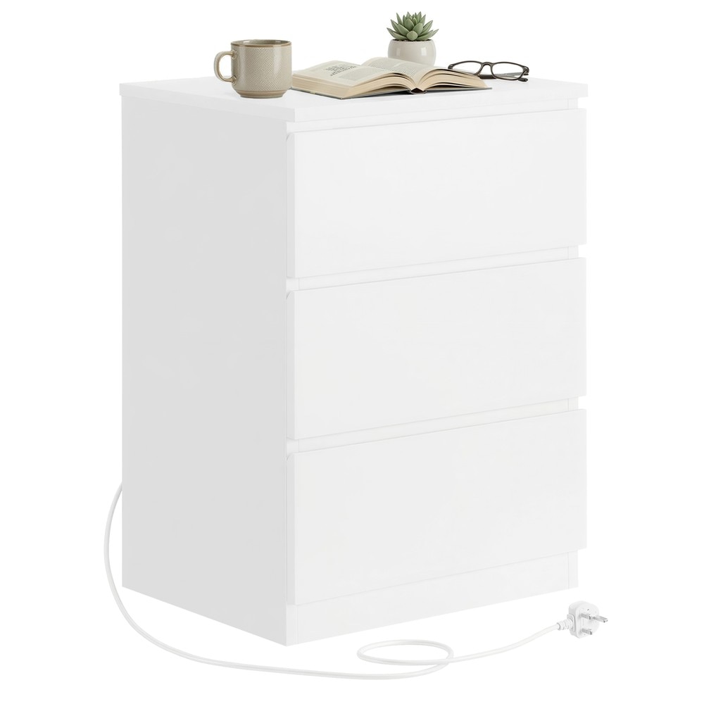 Valkoinen yöpöytä latausasemalla ja 3 laatikolla, 2 pistorasiaa ja 2 USB-porttia, 40 x 35 x 59 cm