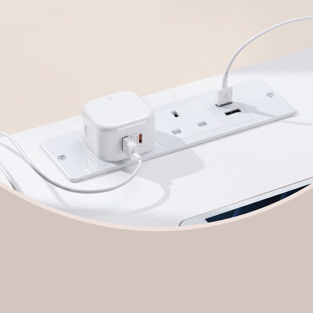Valkoinen yöpöytä latausasemalla ja 3 laatikolla, 2 pistorasiaa ja 2 USB-porttia, 40 x 35 x 59 cm