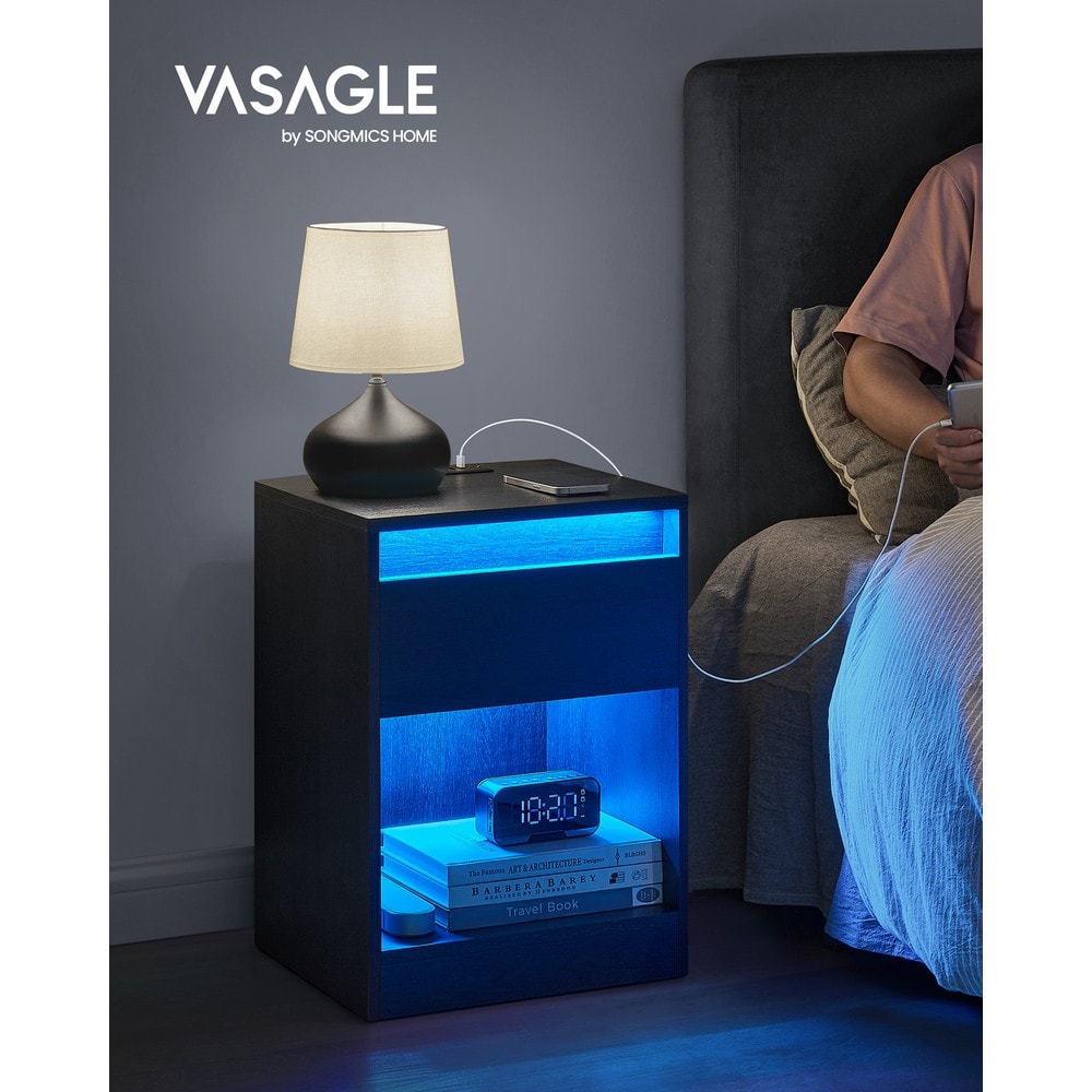 Musta yöpöytä LED-valaistuksella ja latausasemalla, 25 valon väriä, 2 pistorasiaa, 2 USB-porttia, 40 x 35 x 55 cm