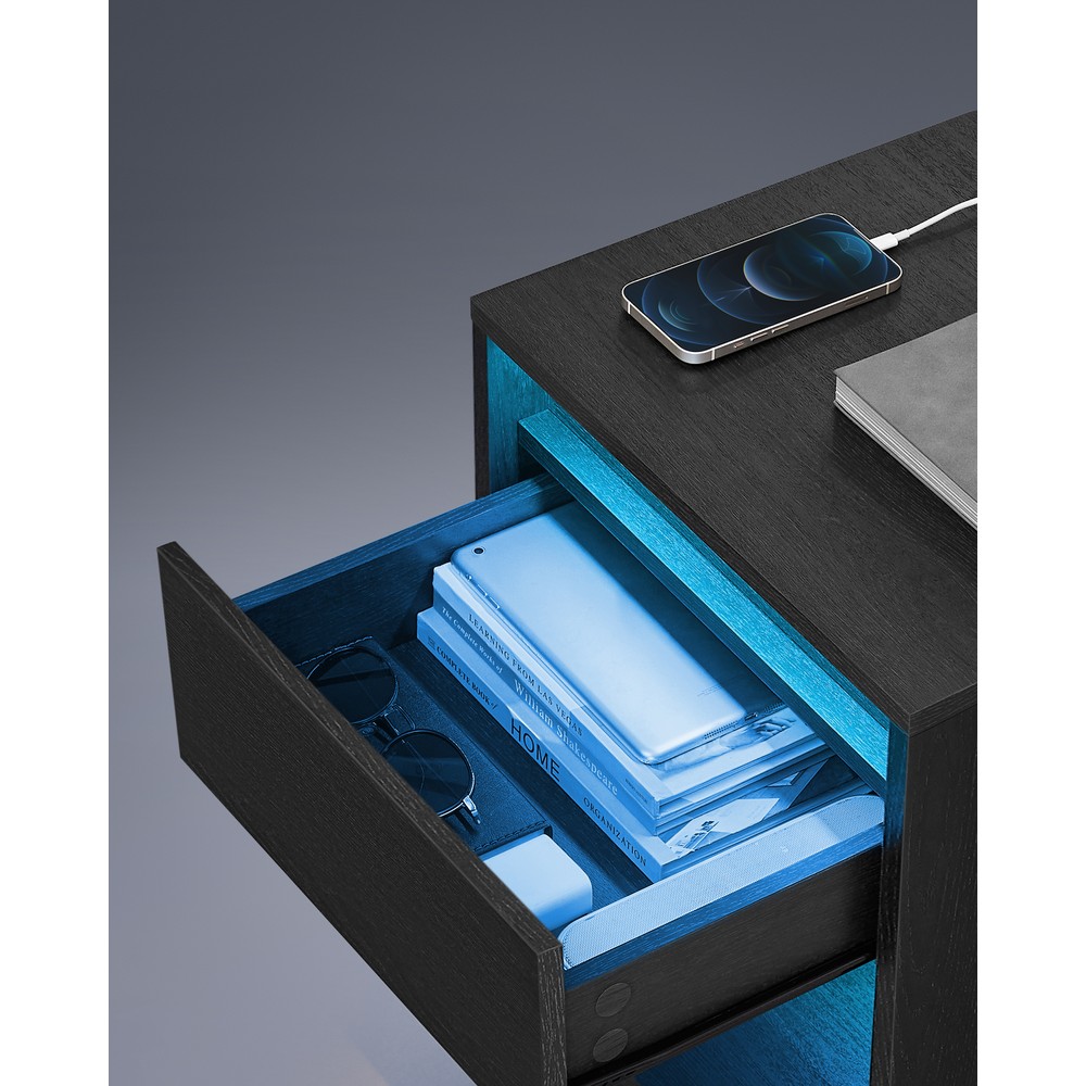 Musta yöpöytä LED-valaistuksella ja latausasemalla, 25 valon väriä, 2 pistorasiaa, 2 USB-porttia, 40 x 35 x 55 cm