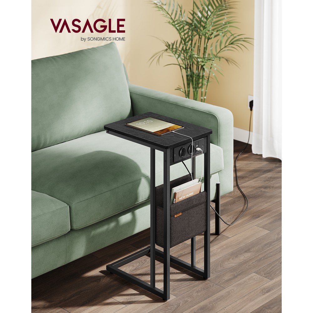 Musta C-mallinen sivupöytä latausasemalla, 2 pistorasiaa, 2 USB-porttia ja säilytystasku, 40 x 30 x 62 cm