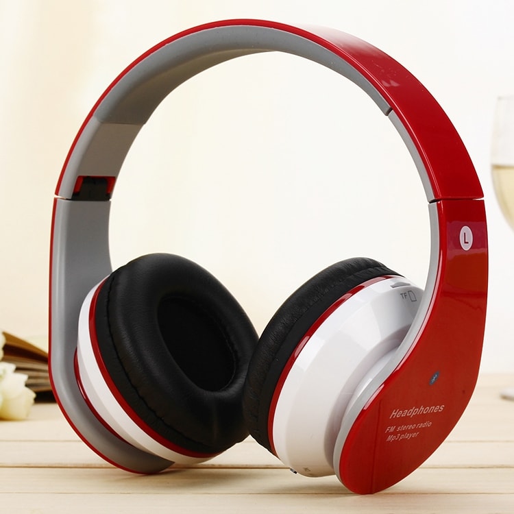 Punainen headset, jossa paikka TF-korttille ja 3.5mm Aux-liitännälle- Yhteensopivuus MP3 ja FM-radio