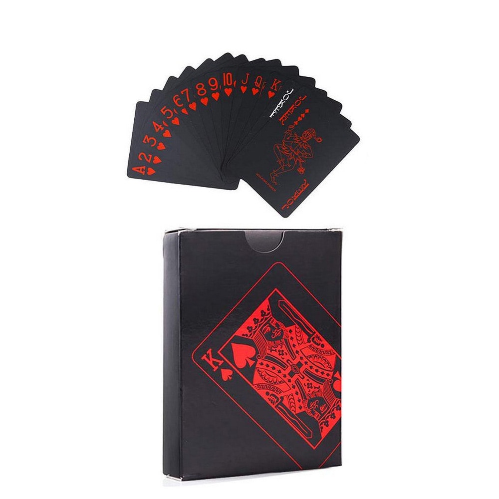 Mustat pelikortit punaisella tekstillä
