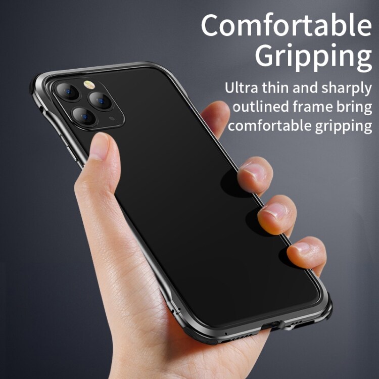 Läpinäkyvä matkapuhelimen kuori hopeanvärisillä reunoilla, iPhone 11 Pro Max