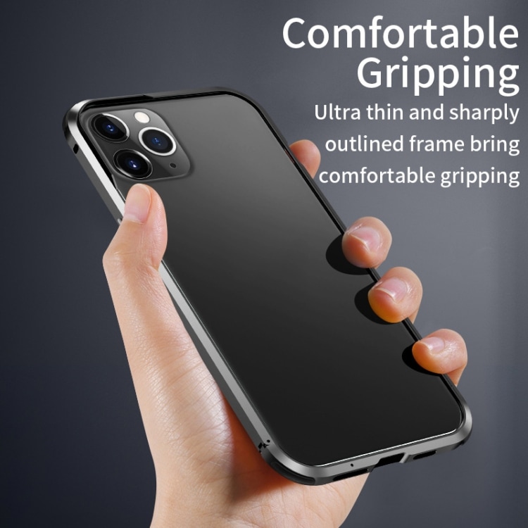 Läpinäkyvä matkapuhelimen kuori hopeanvärisillä reunoilla, iPhone 12 Pro Max