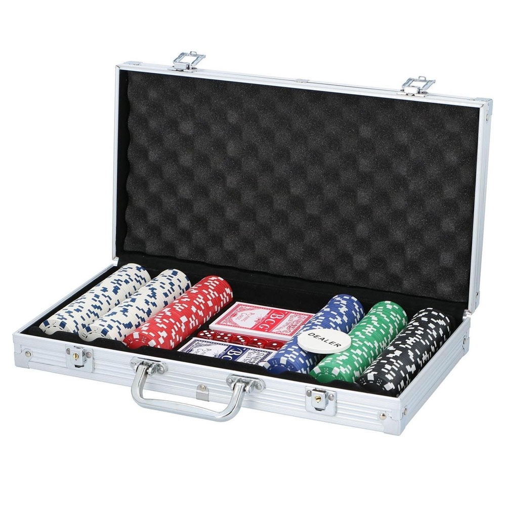 Pokerisetti, jossa pelimerkit, korttipakat ja nopat