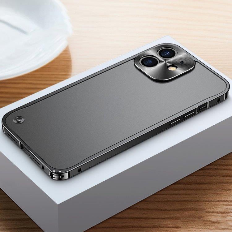 Matkapuhelimen kuori metallireunoilla iPhone 12 mini Musta