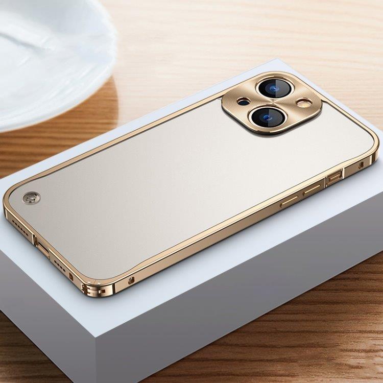Matkapuhelimen kuori metallireunoilla iPhone 13 Kulta