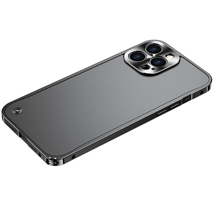Matkapuhelimen kuori metallireunoilla iPhone 12 Pro Musta