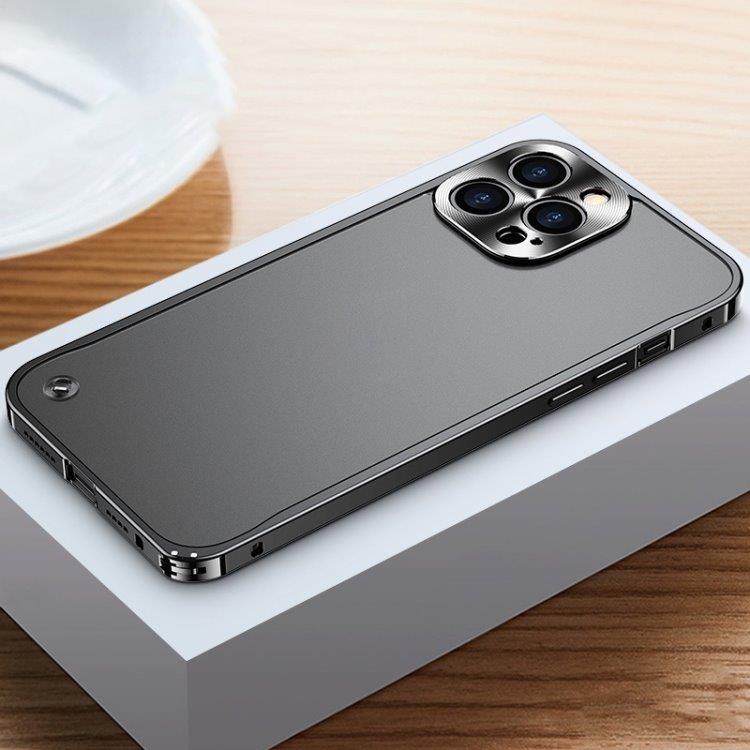 Matkapuhelimen kuori metallireunoilla iPhone 12 Pro Max Musta