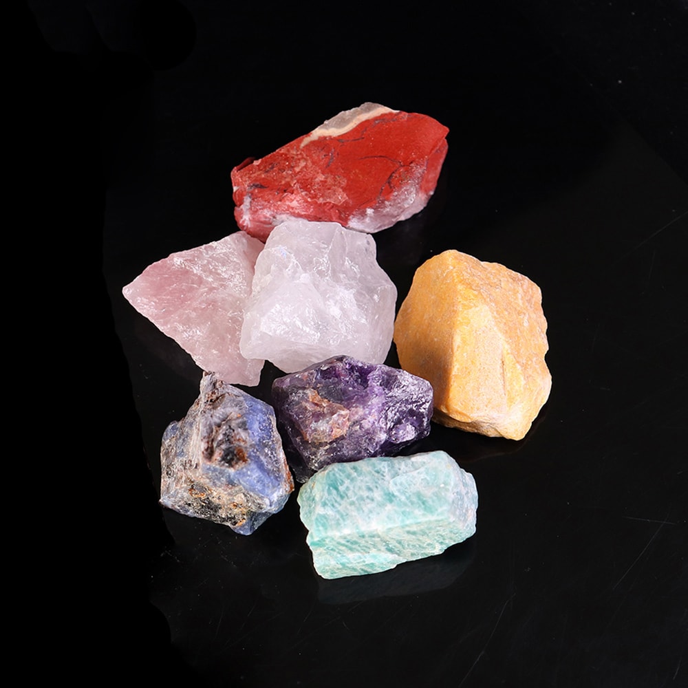 7 Luonnollista raakakristallia kangaspussissa